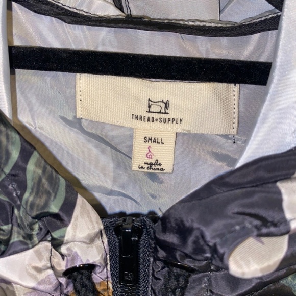 Thread & Supply size small floral pullover rain jacket top - Picture 4 of 5
